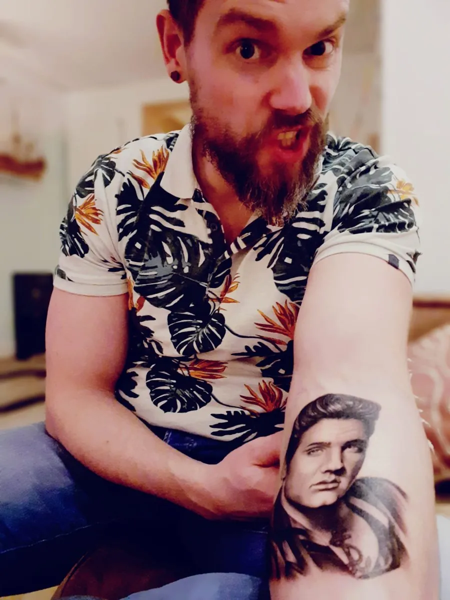 Gijsbert toont zijn Elvis-tattoo
