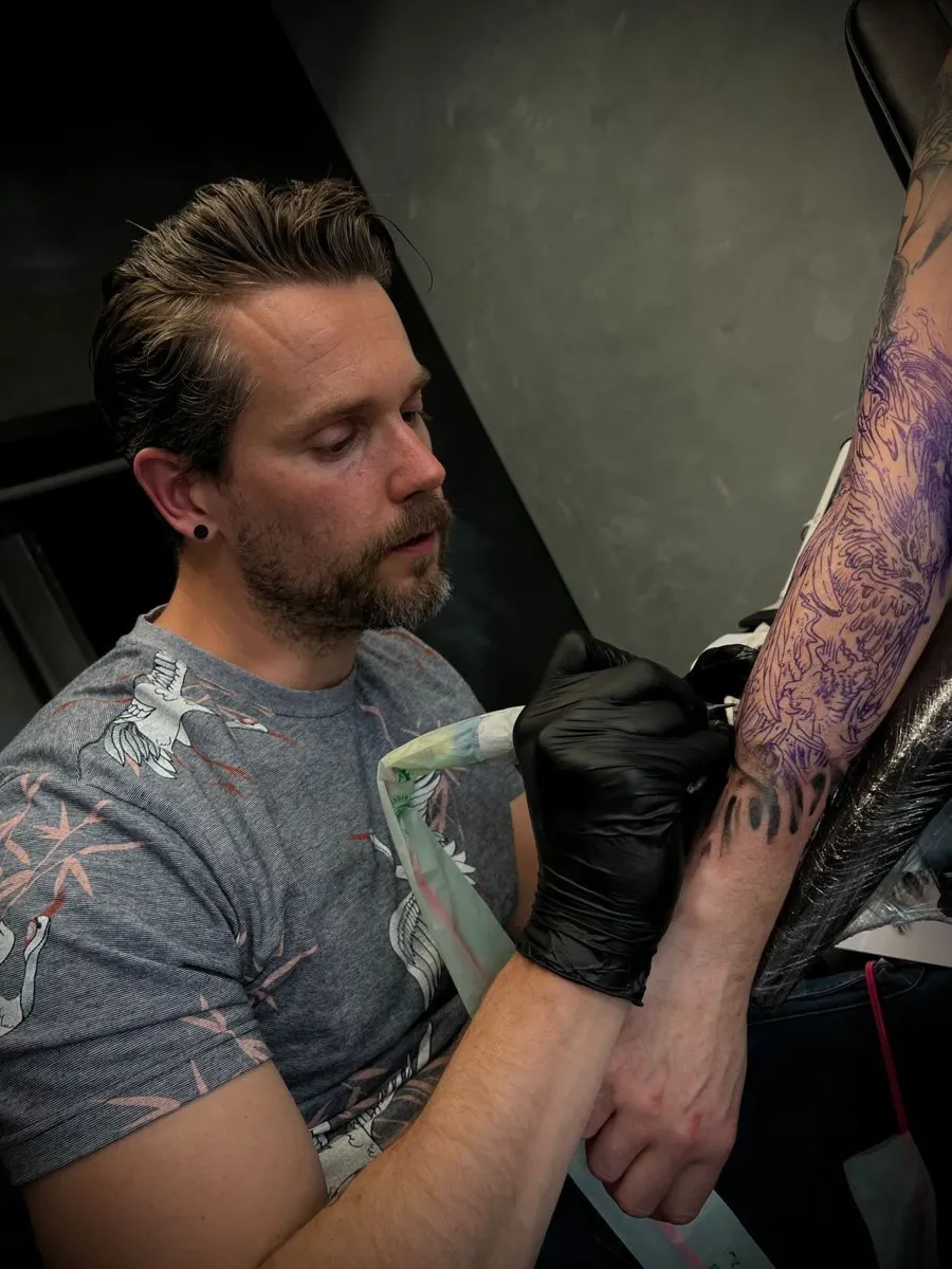 Gijsbert aan het werk aan een sleeve
