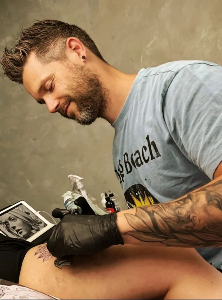 Gijsbert lacht tijdens het tatoeëren
