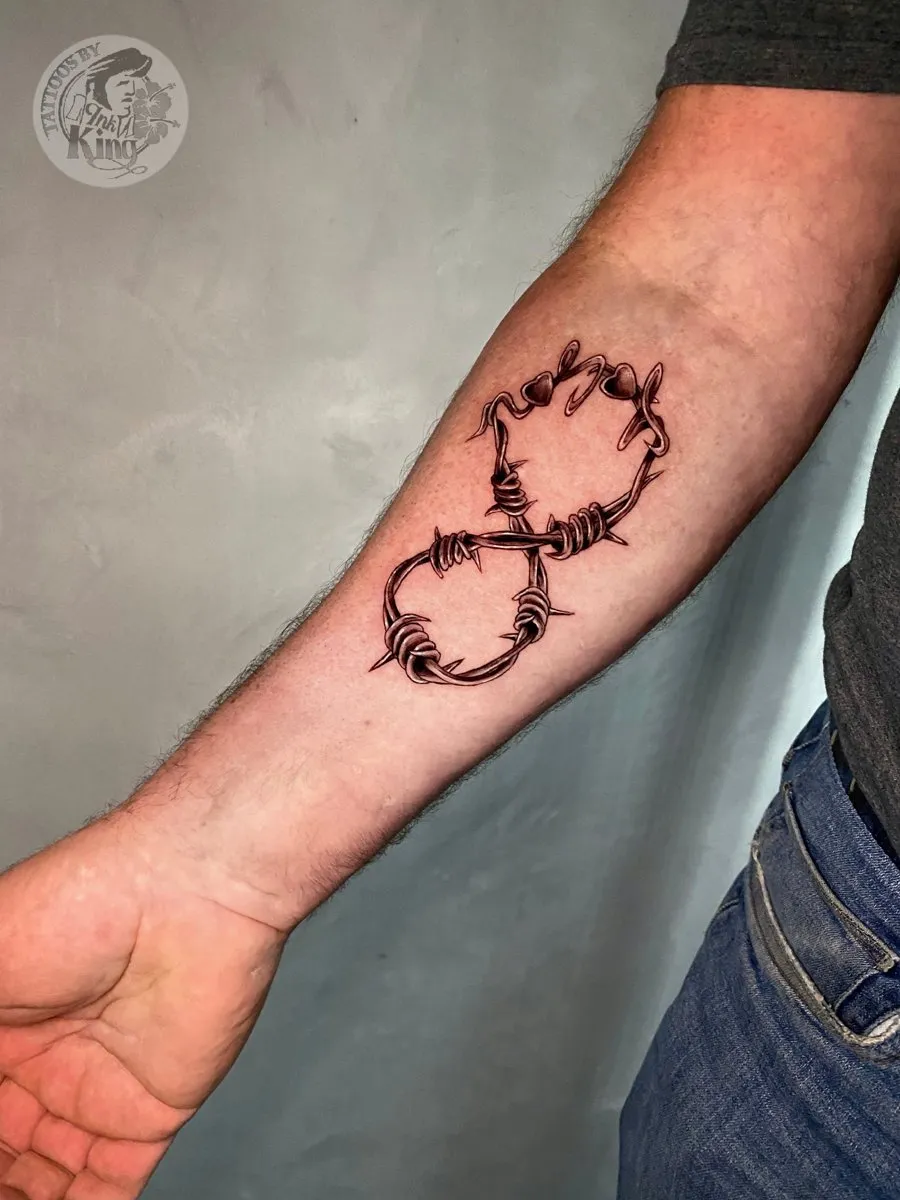 Grafische tattoo met strakke lijnen