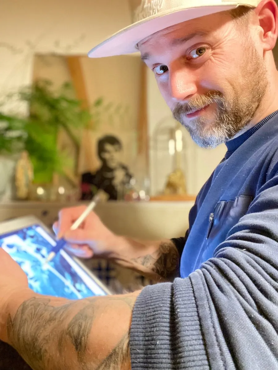 Gijsbert tekent een ontwerp op zijn iPad