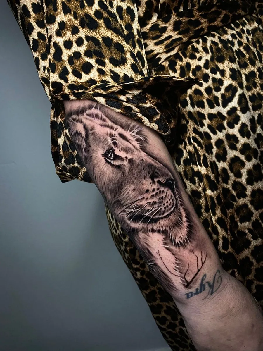 Realistische tattoo in zwart-grijs